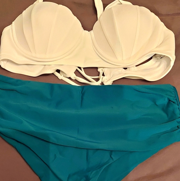 Bikini - Picture 1 of 1